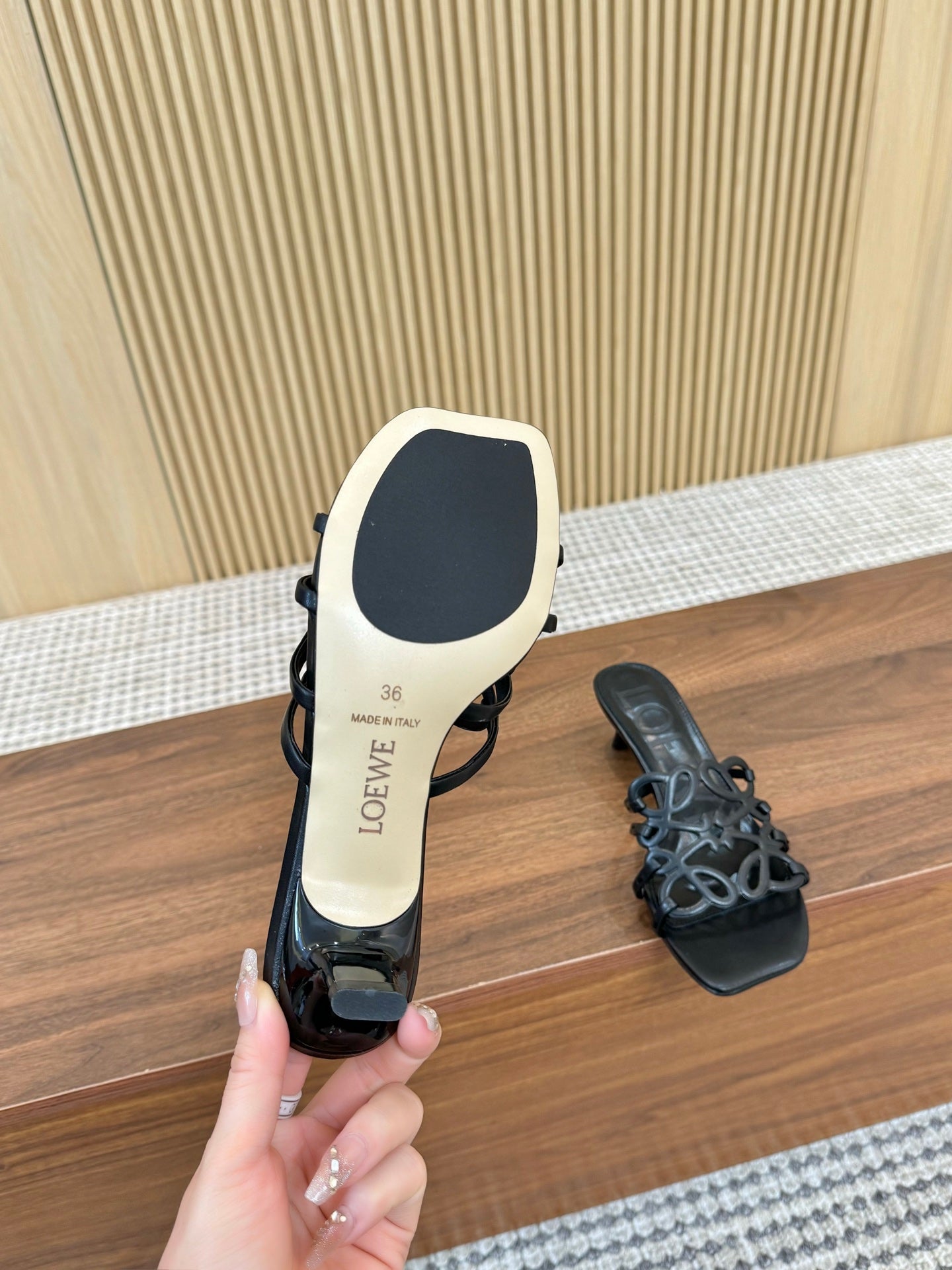 255QA33ZDE Stylish leather Slippers