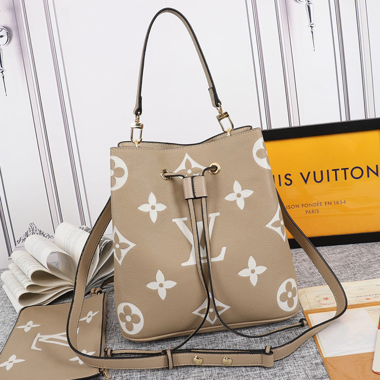 2E04BDE Stylish leather bag