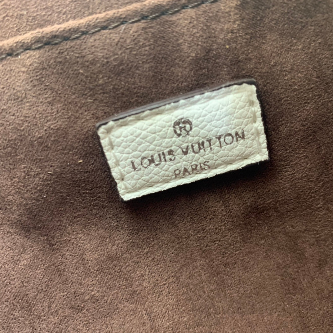 1XE52BDE Stylish leather bag