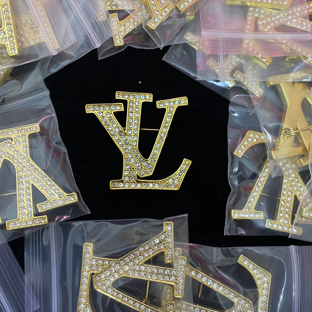 1XE607XDE Stylish Brooch