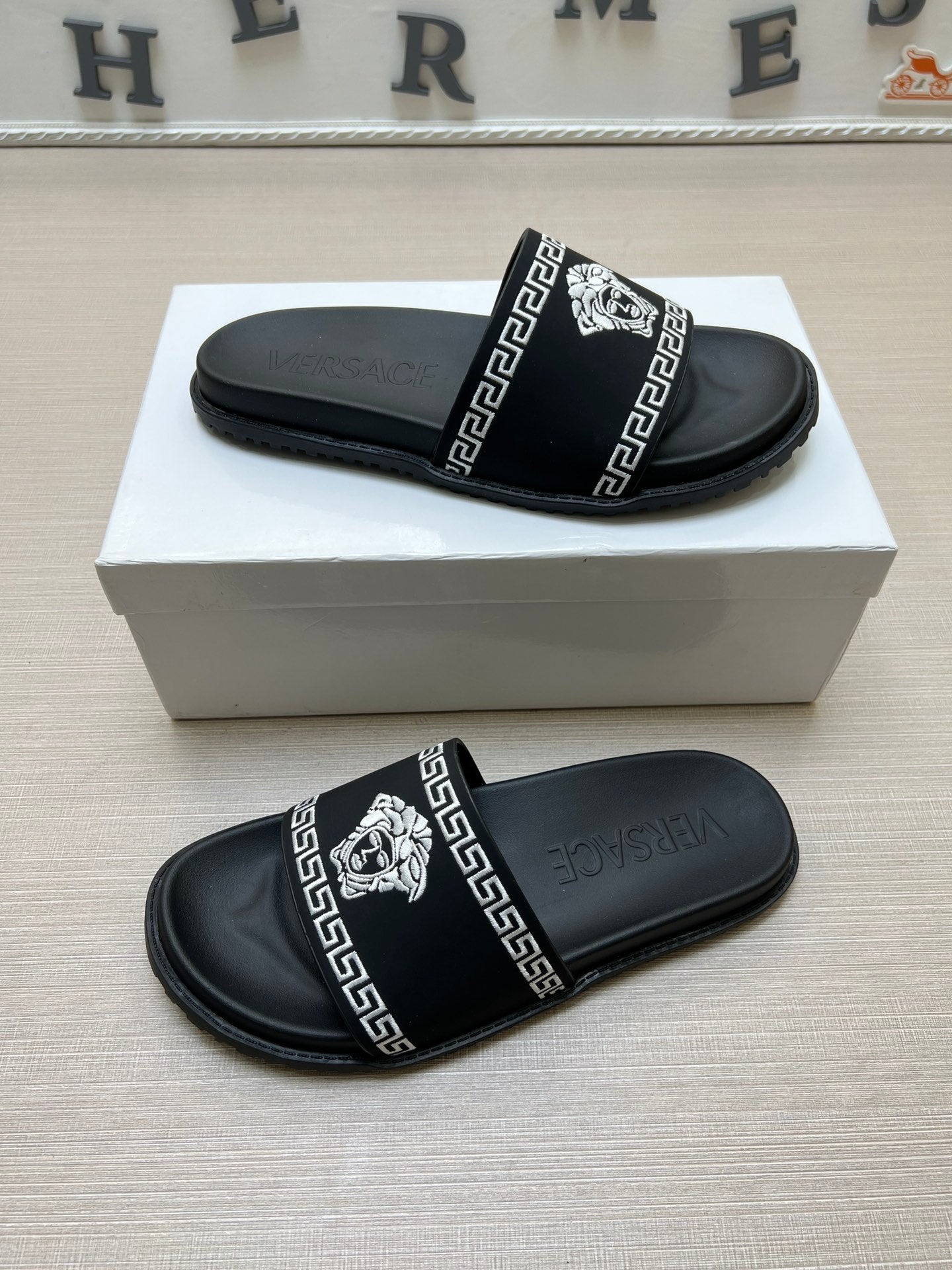 54V53ZDE Stylish slippers