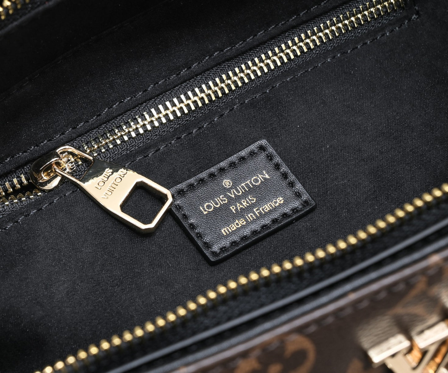 165NE102BDE Stylish leather bag