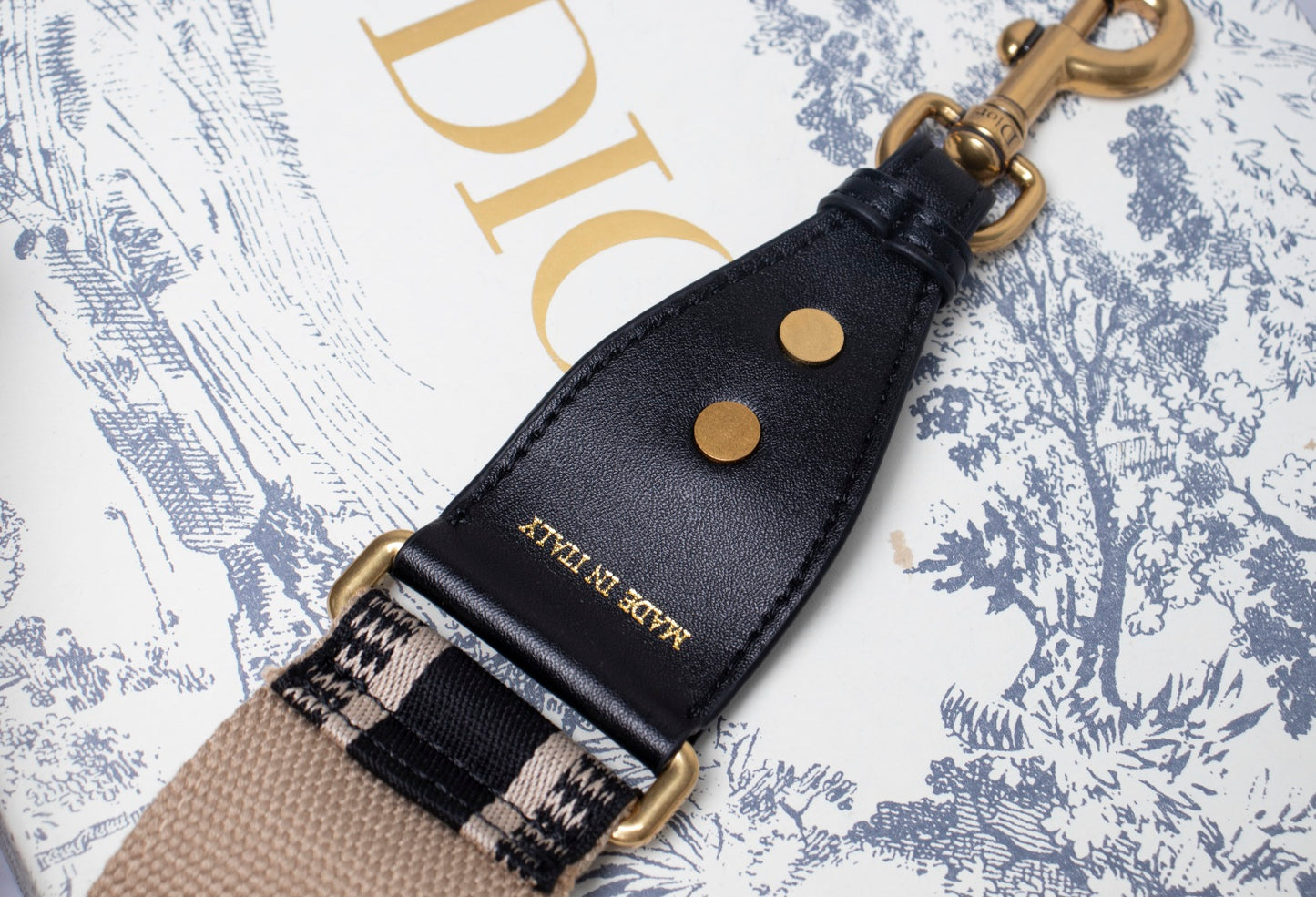 5D12BDE Stylish leather bag