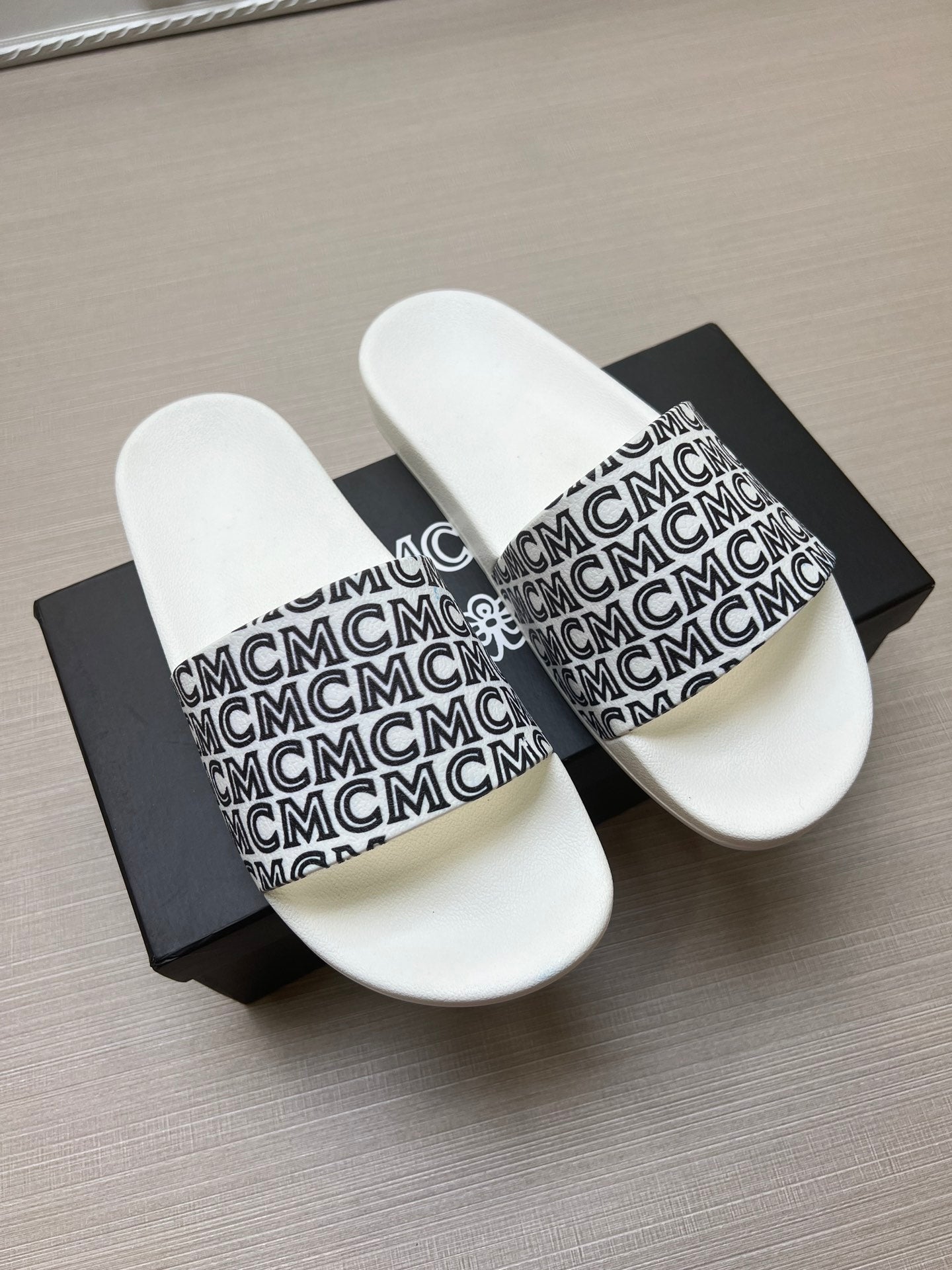 54M45ZDE Stylish slippers