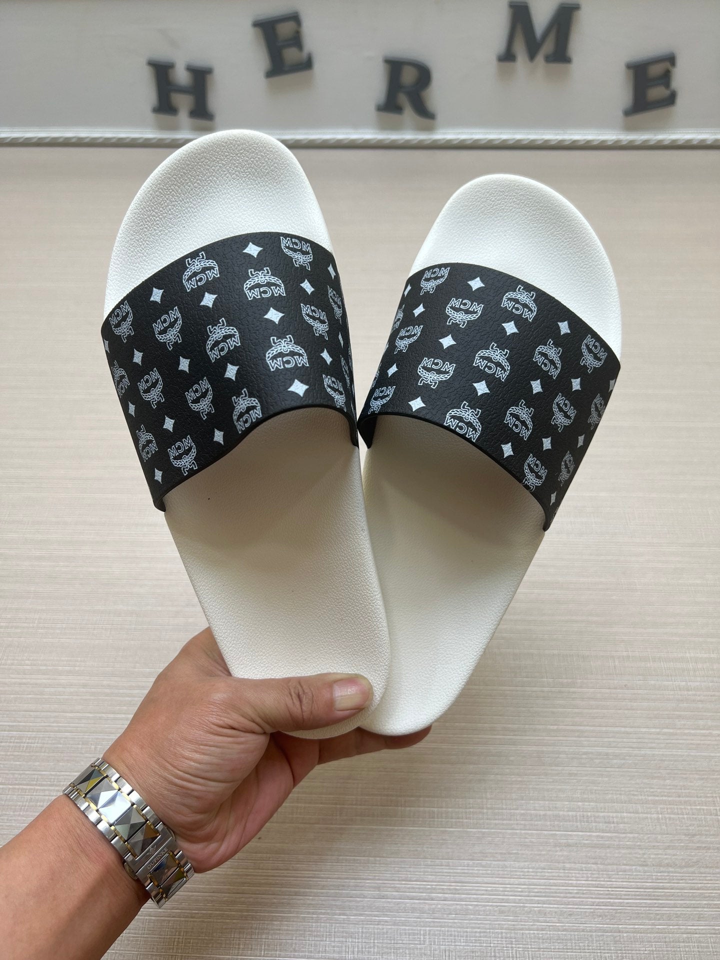 54M46ZDE Stylish slippers