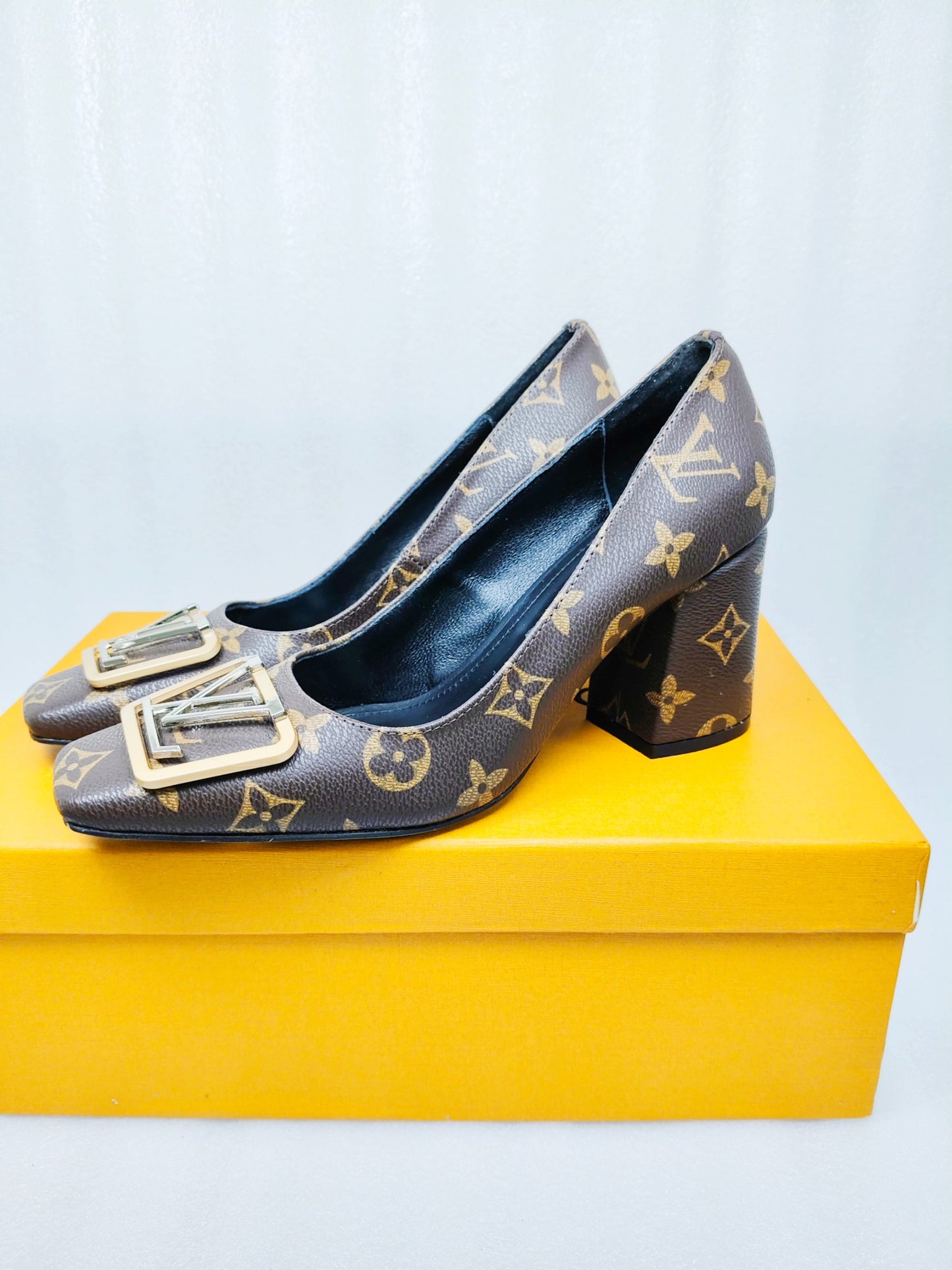 245RE28ZDE Stylish leather High heels