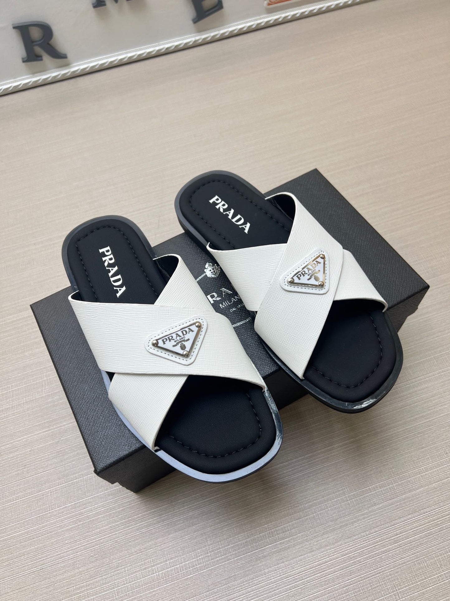 54PD71ZDE Stylish slippers