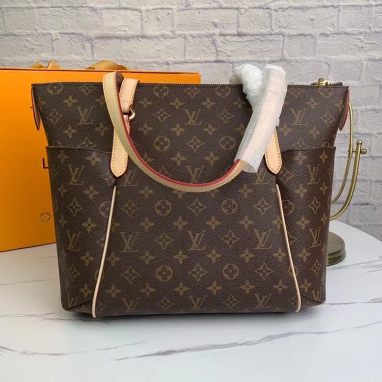 2E108BDE Stylish leather bag