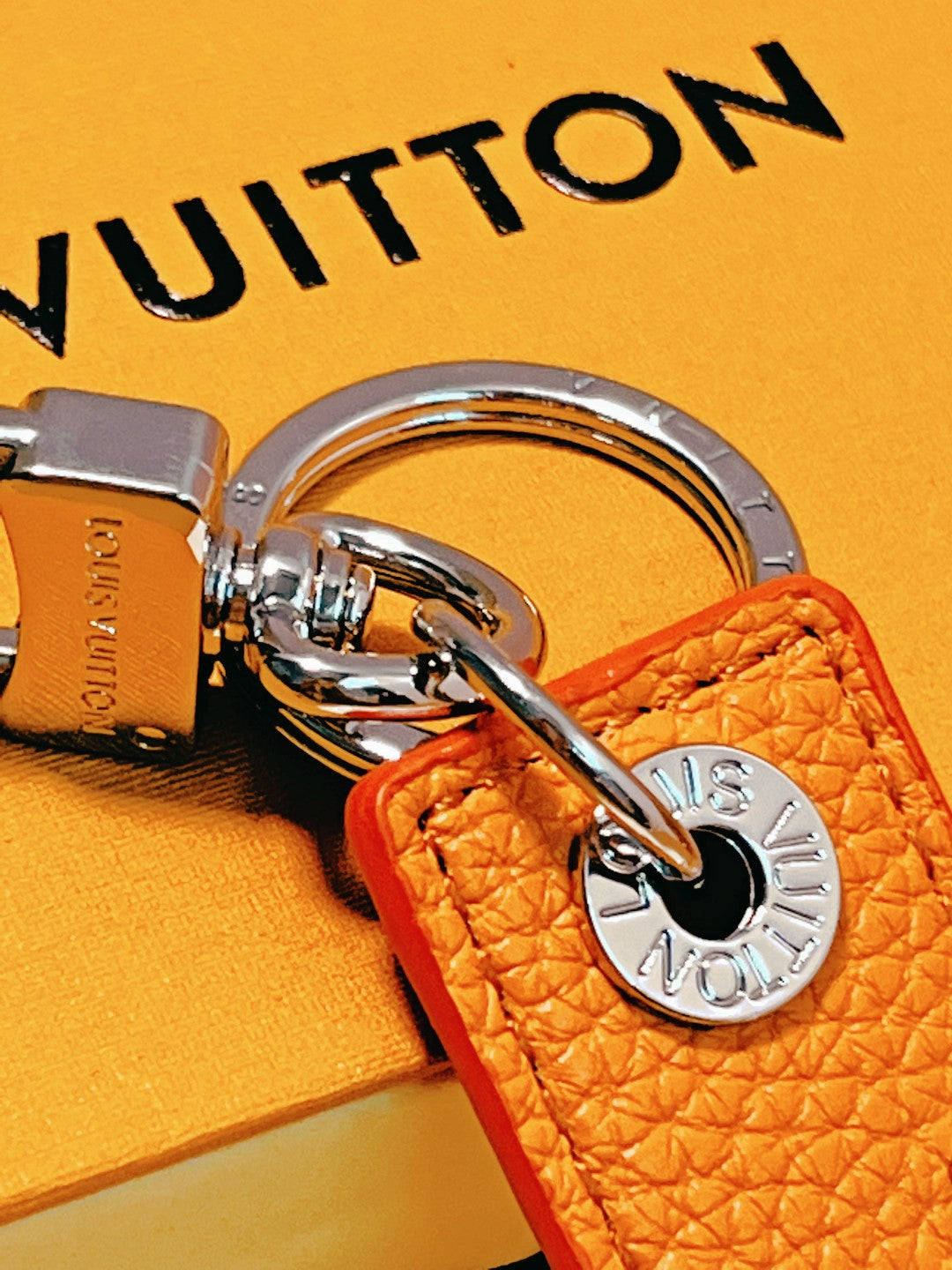 14E58ADE Stylish key closure