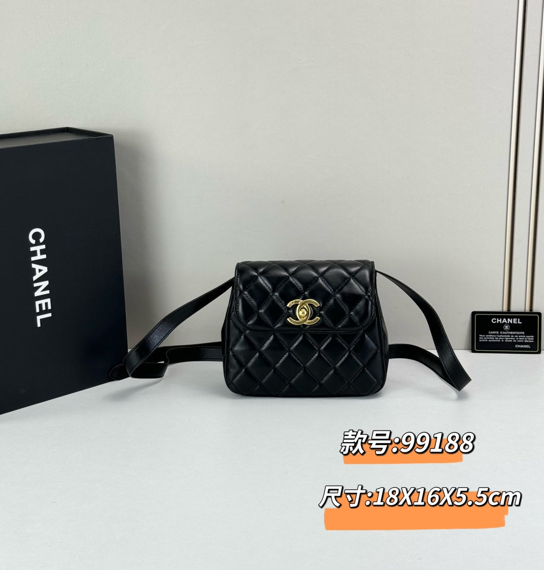 15RC63BDE Stylish leather bag