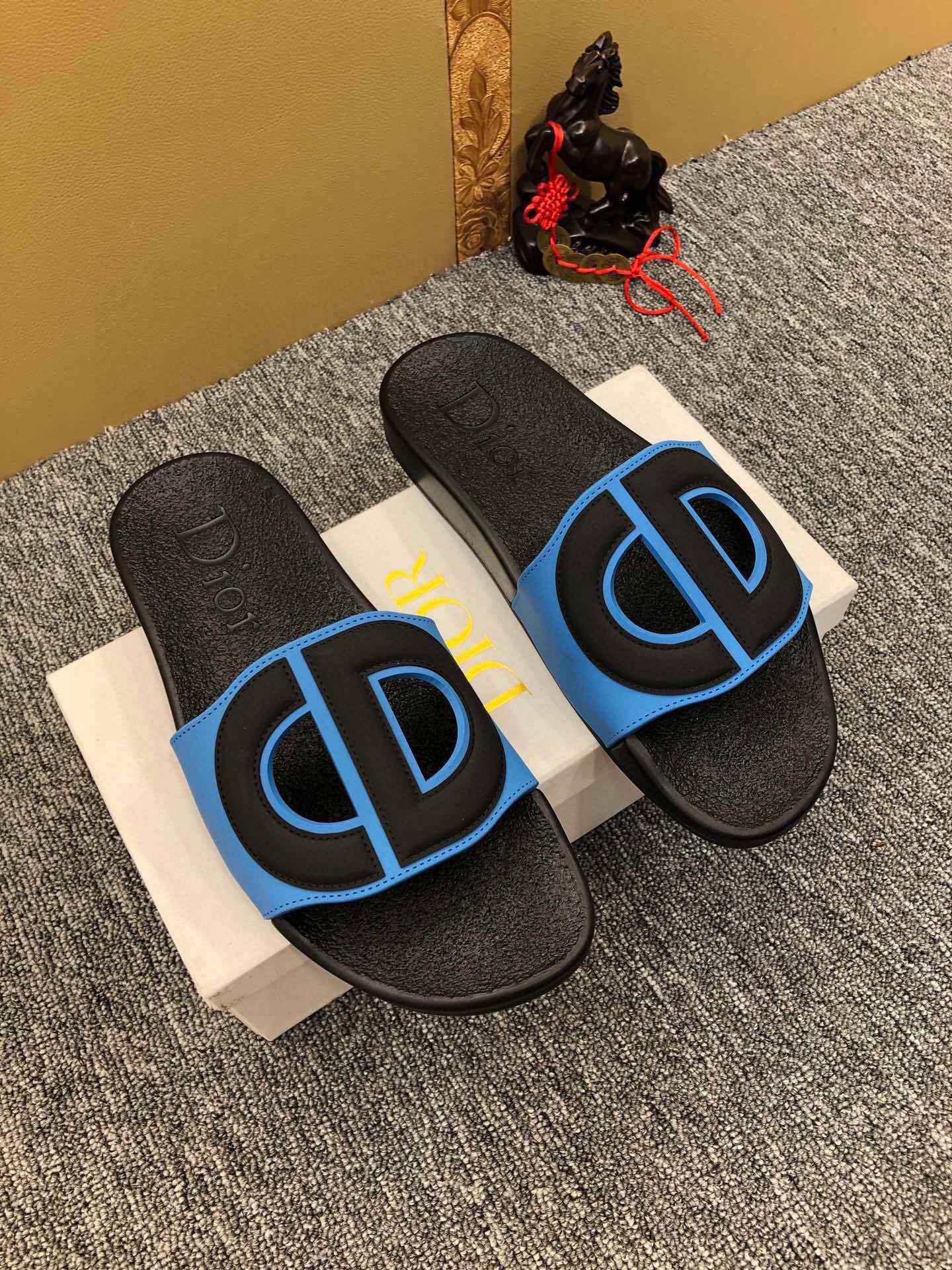 54D51ZDE Stylish slippers