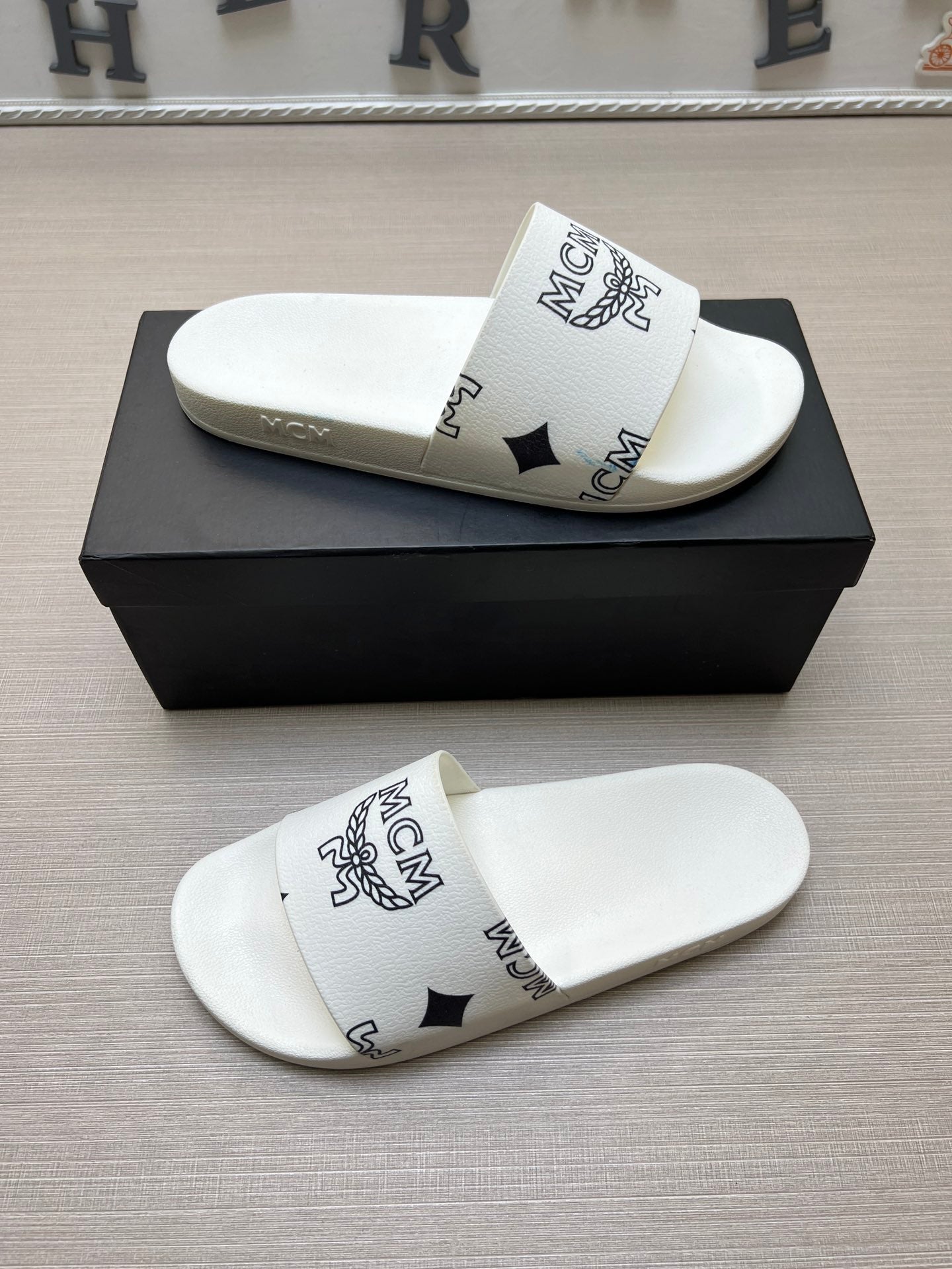 54M43ZDE Stylish slippers