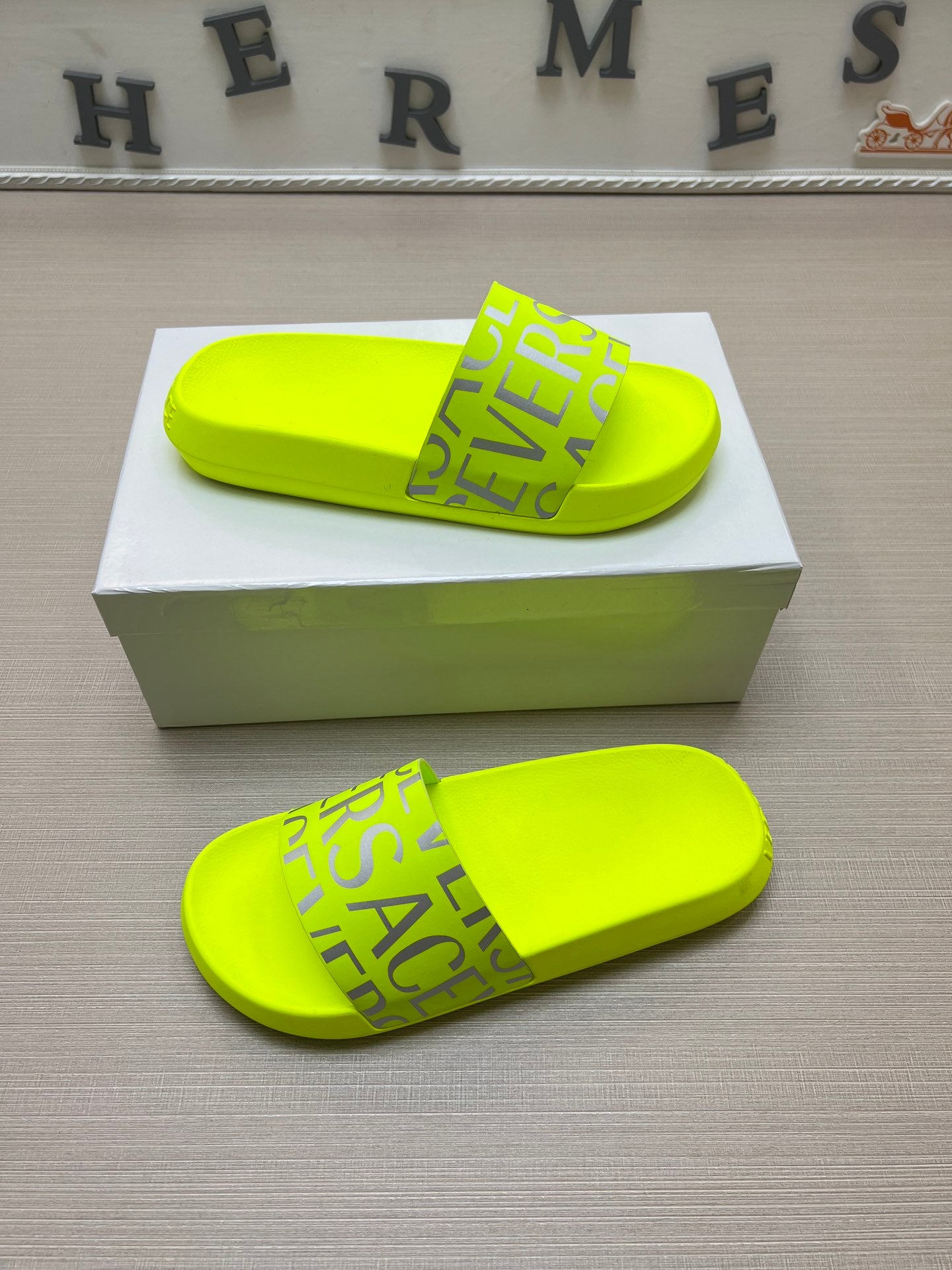 54V108ZDE Stylish slippers