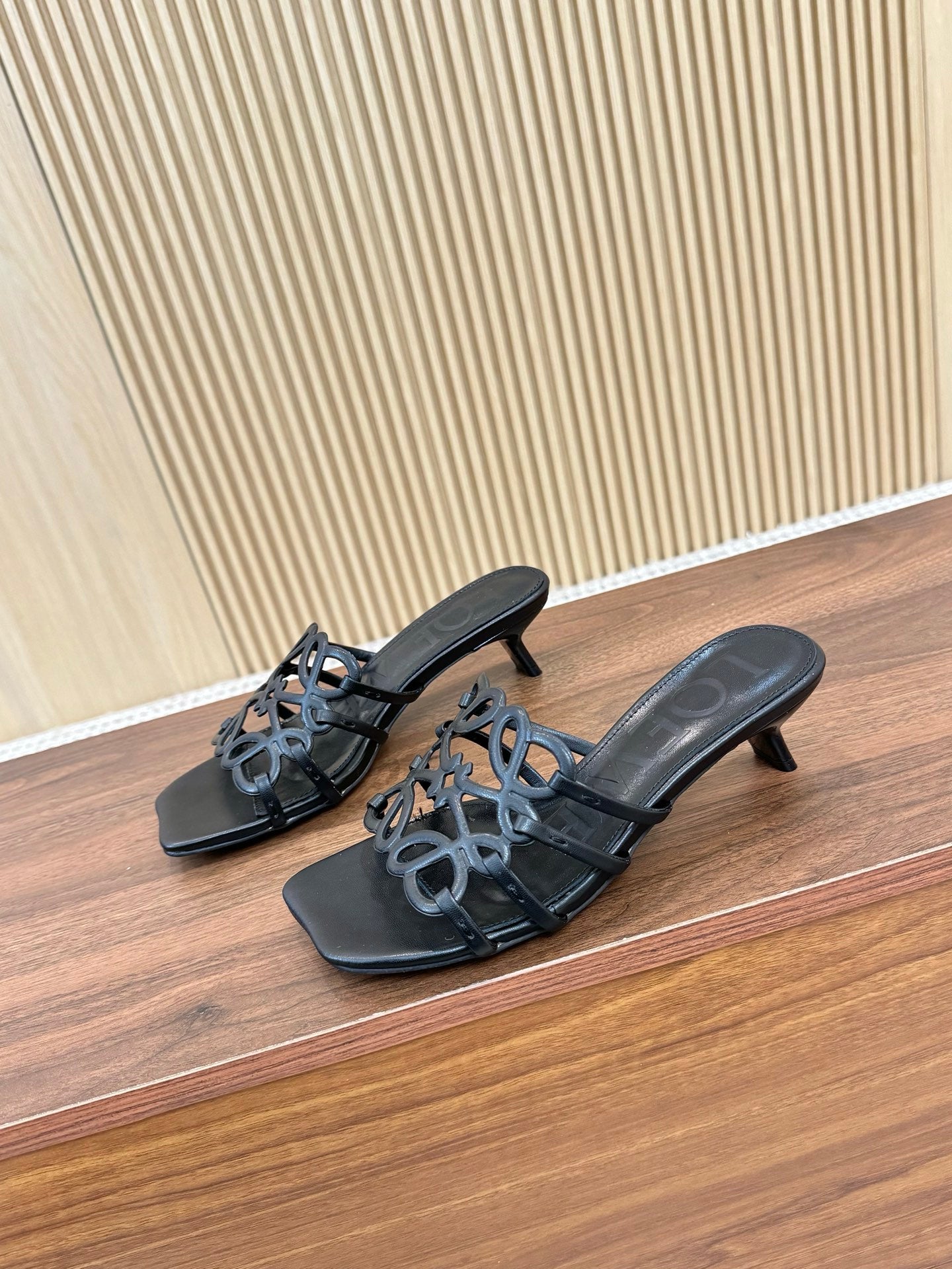 255QA33ZDE Stylish leather Slippers