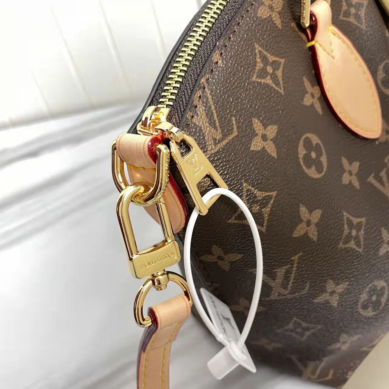 2EE1BDE Stylish leather bag