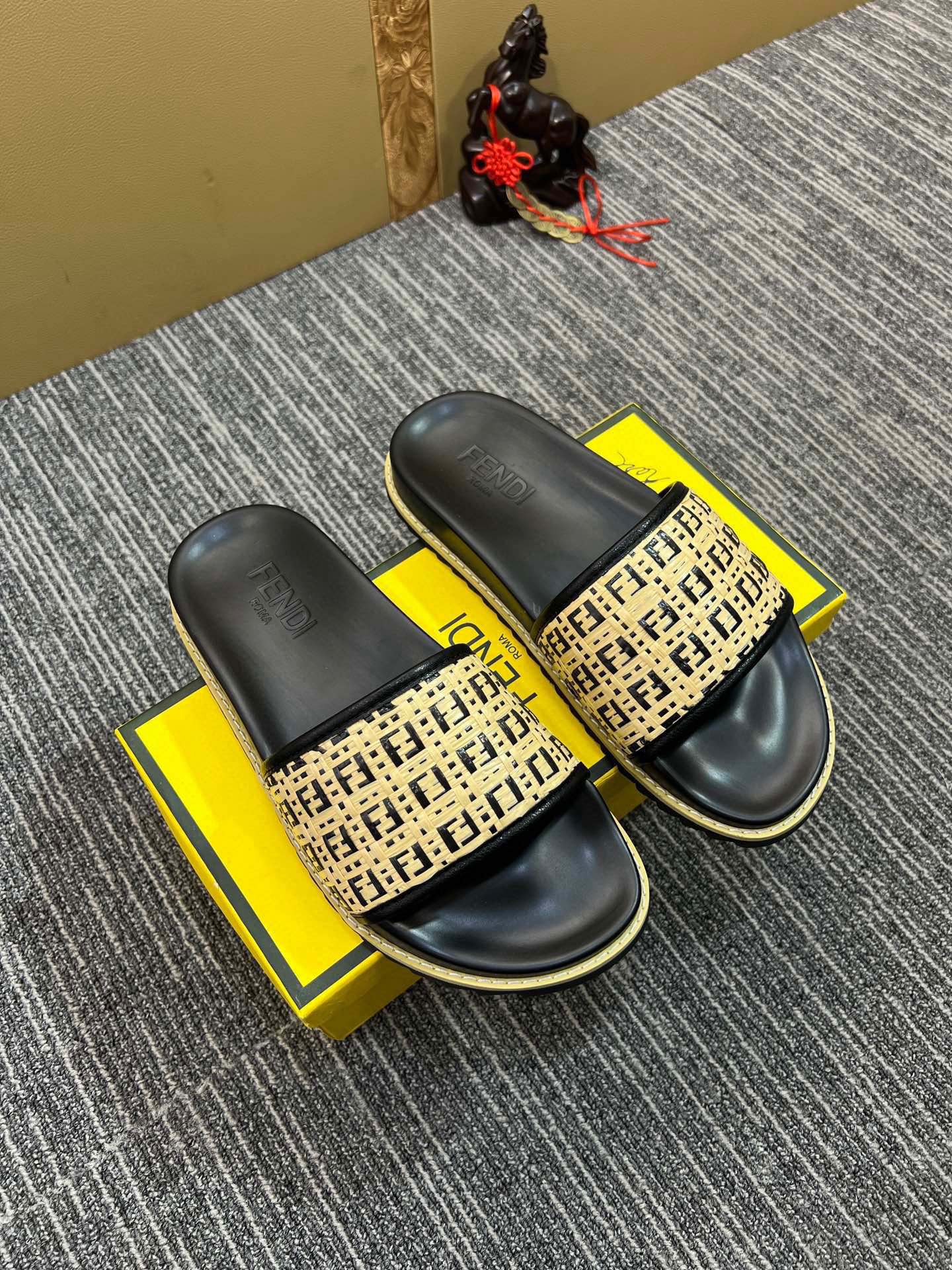 5XF104ZDE Stylish Slippers