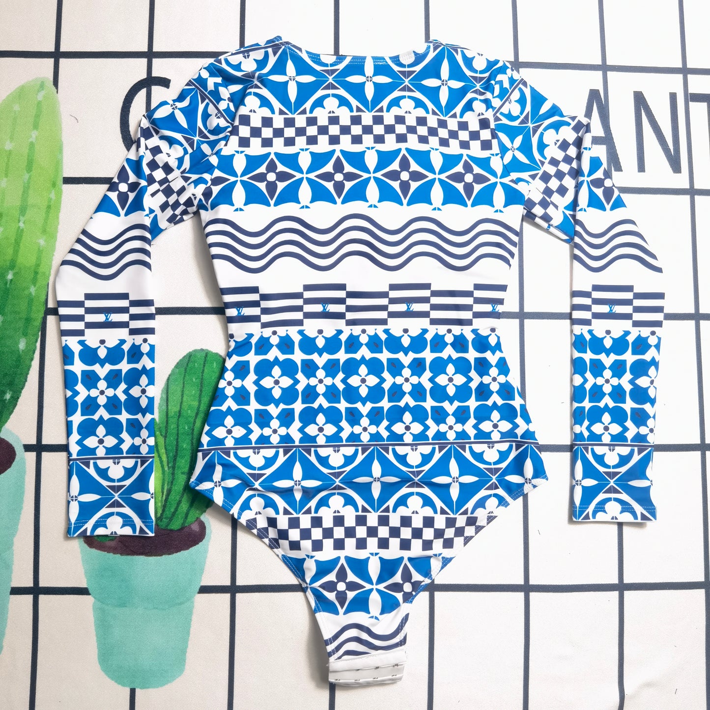 14E1YDE Stylish Long sleeve swimsuit