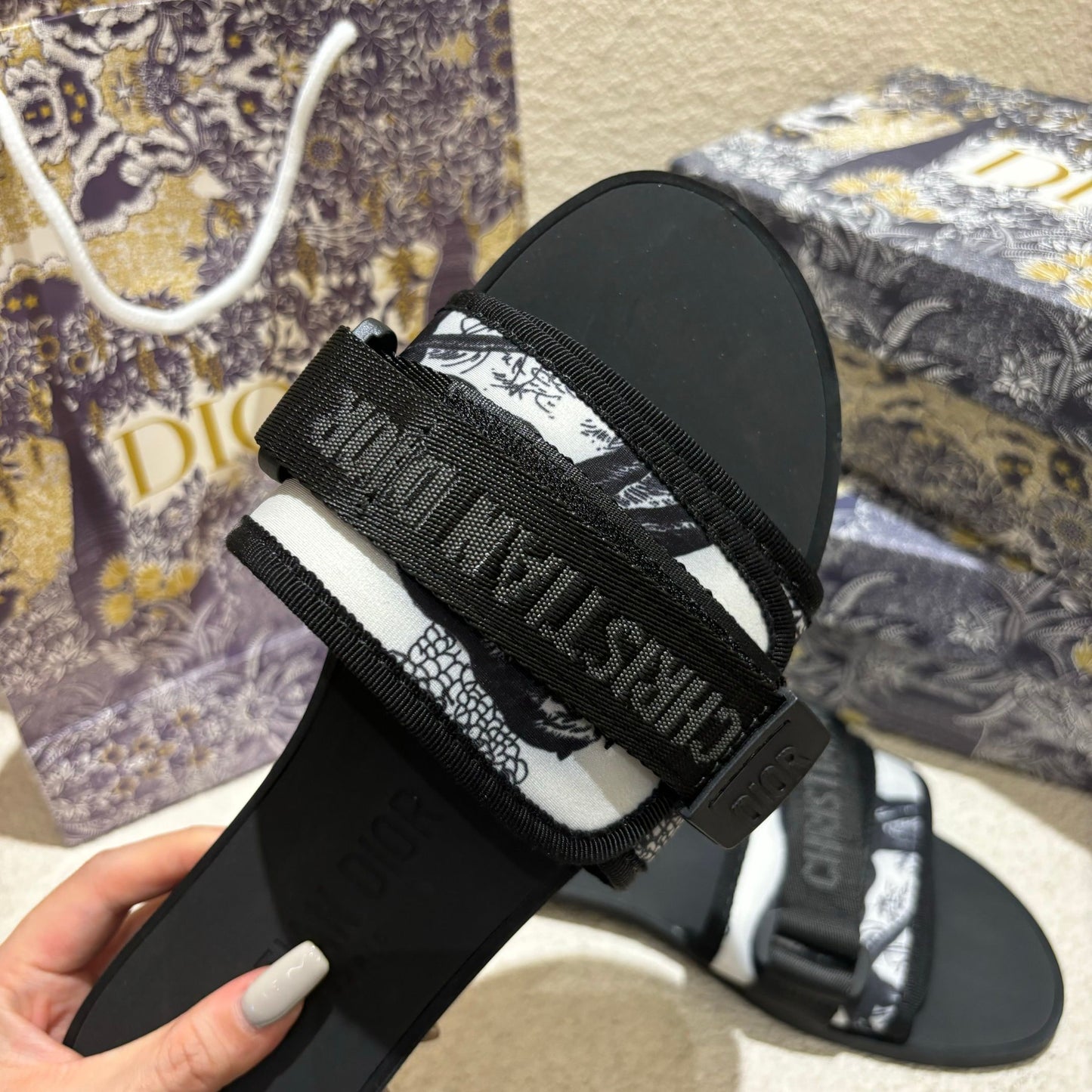 14D17ZDE Stylish slippers