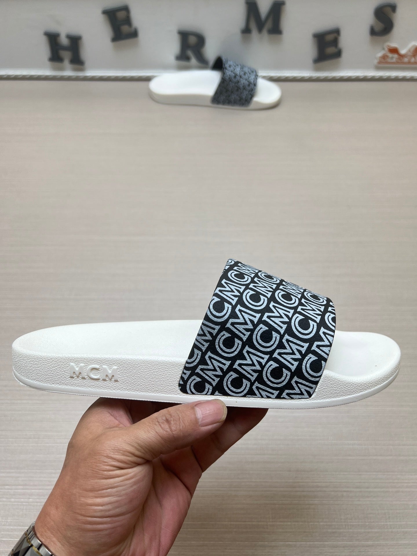 54M45ZDE Stylish slippers