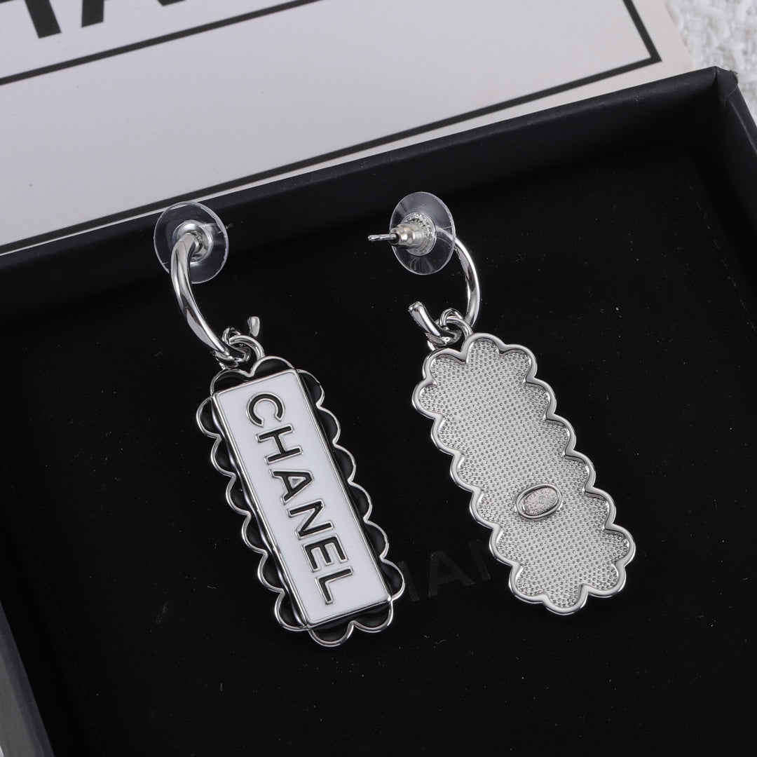 14C1091EDE Stylish Earrings