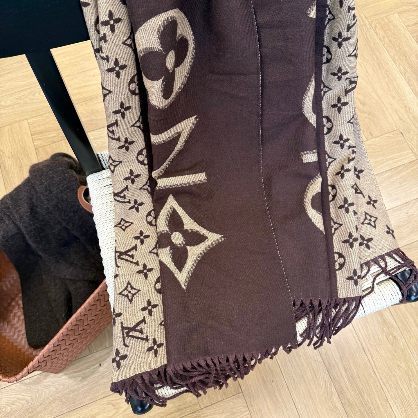 185ZE71WDE Stylish Winter Scarves