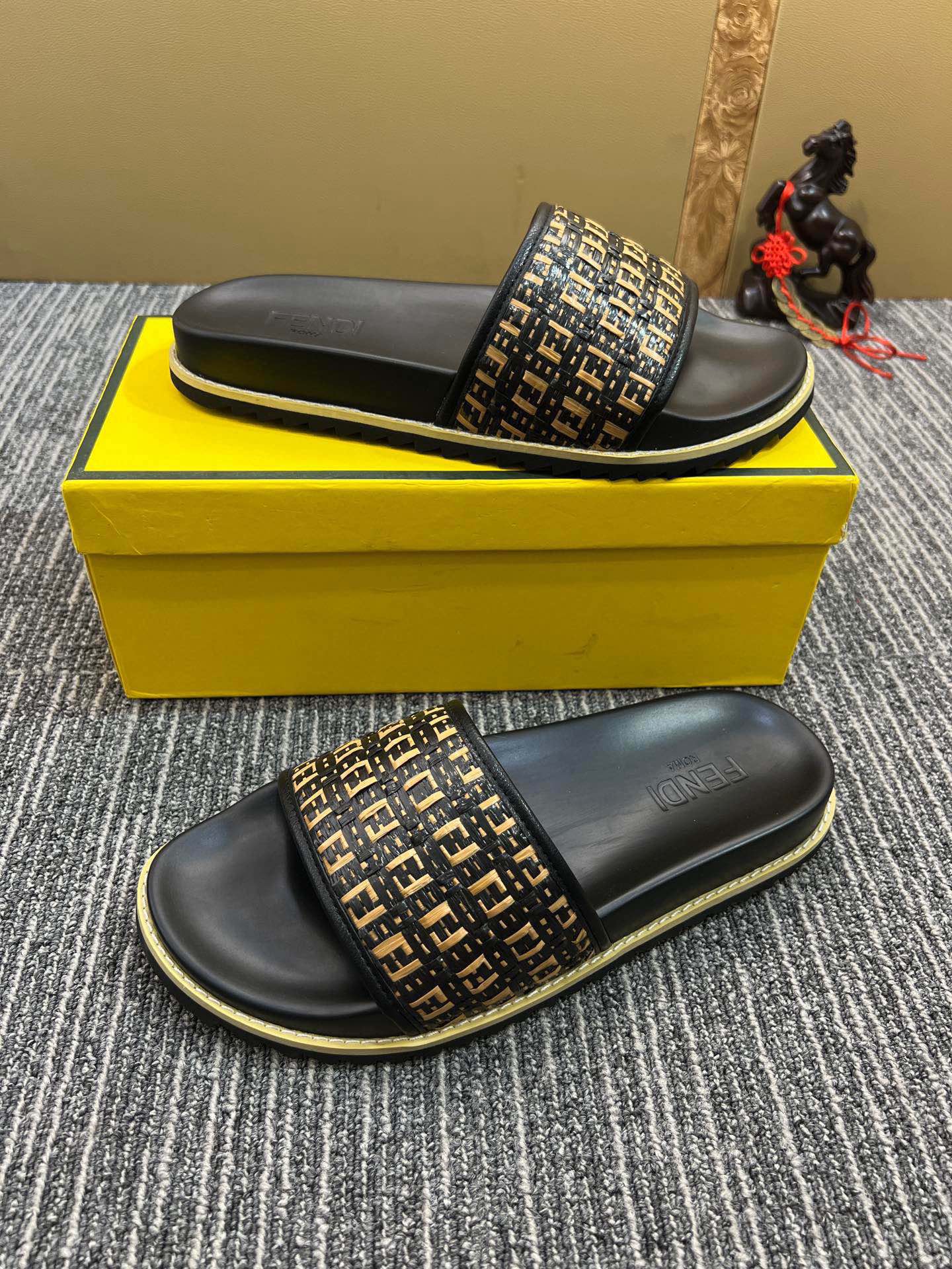 5XF104ZDE Stylish Slippers