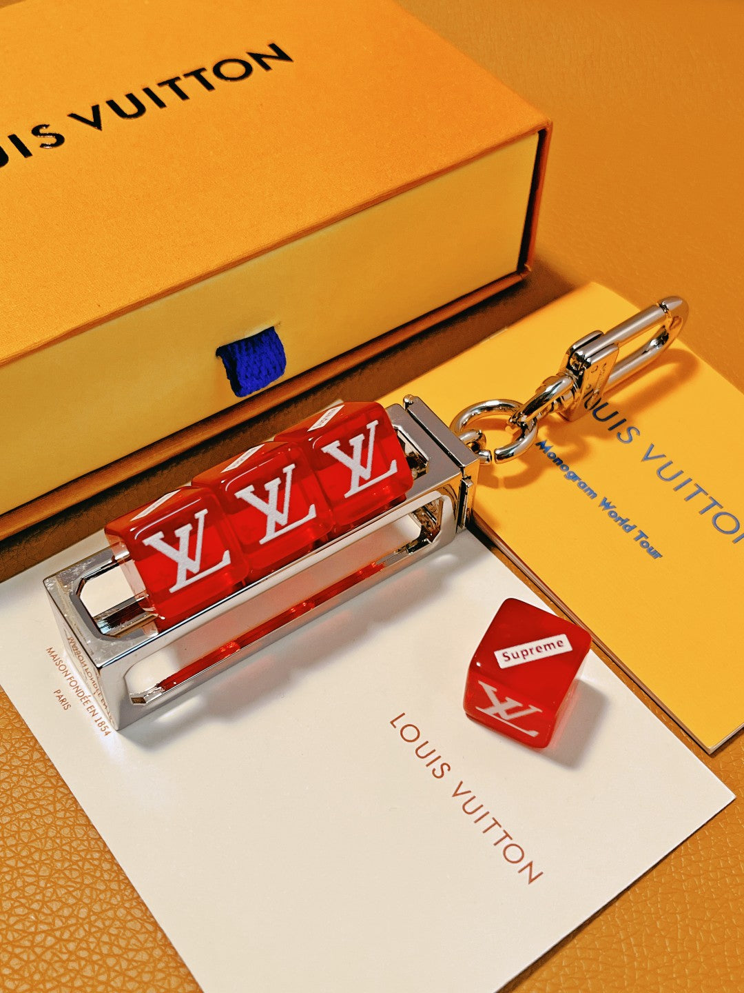 14E53ADE Stylish key closure