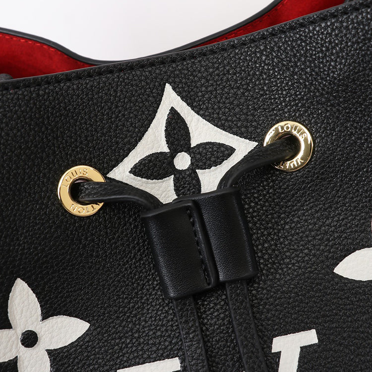 2E04BDE Stylish leather bag