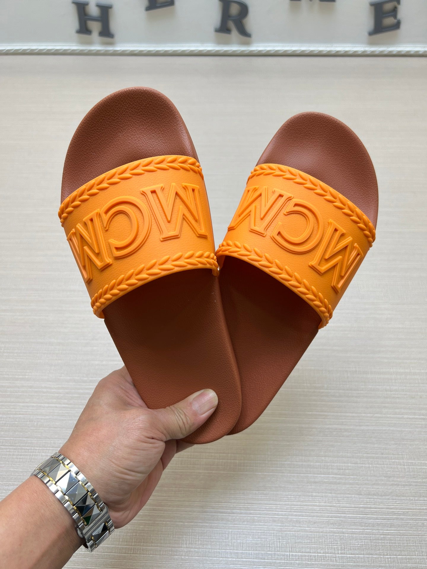 54M42ZDE Stylish slippers