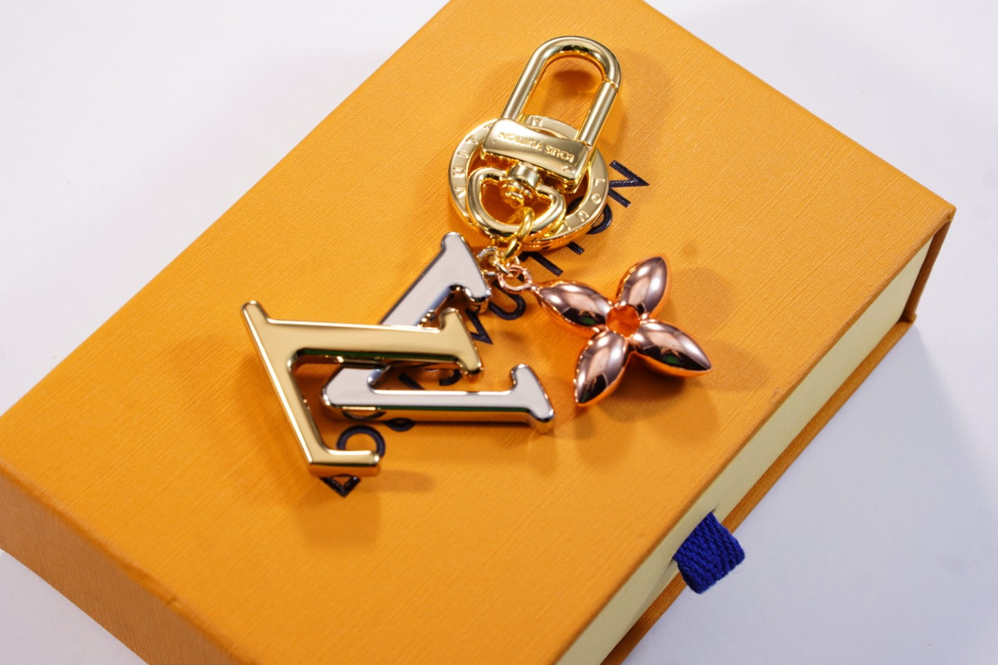 14E91ADE Stylish key closure
