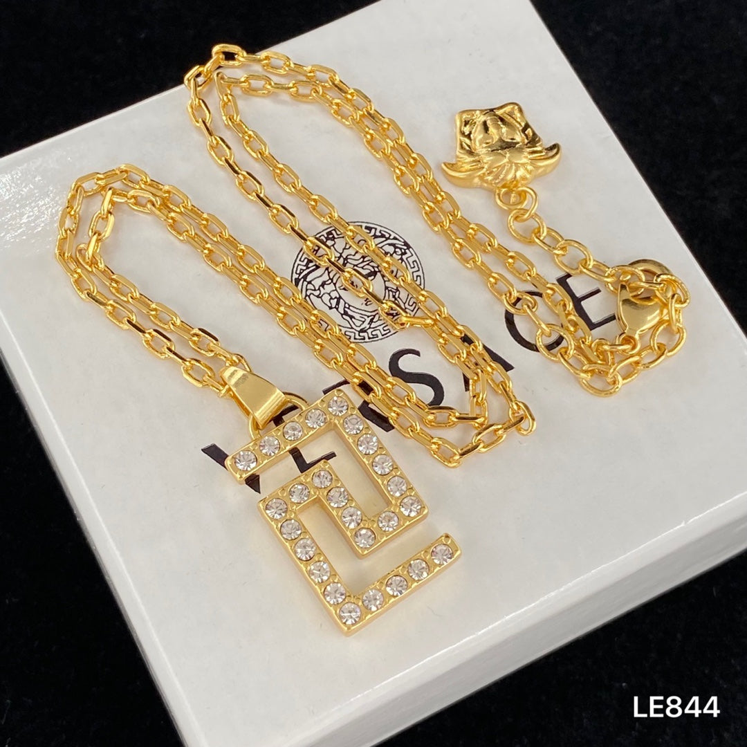 175RV67XDE Stylish Necklace