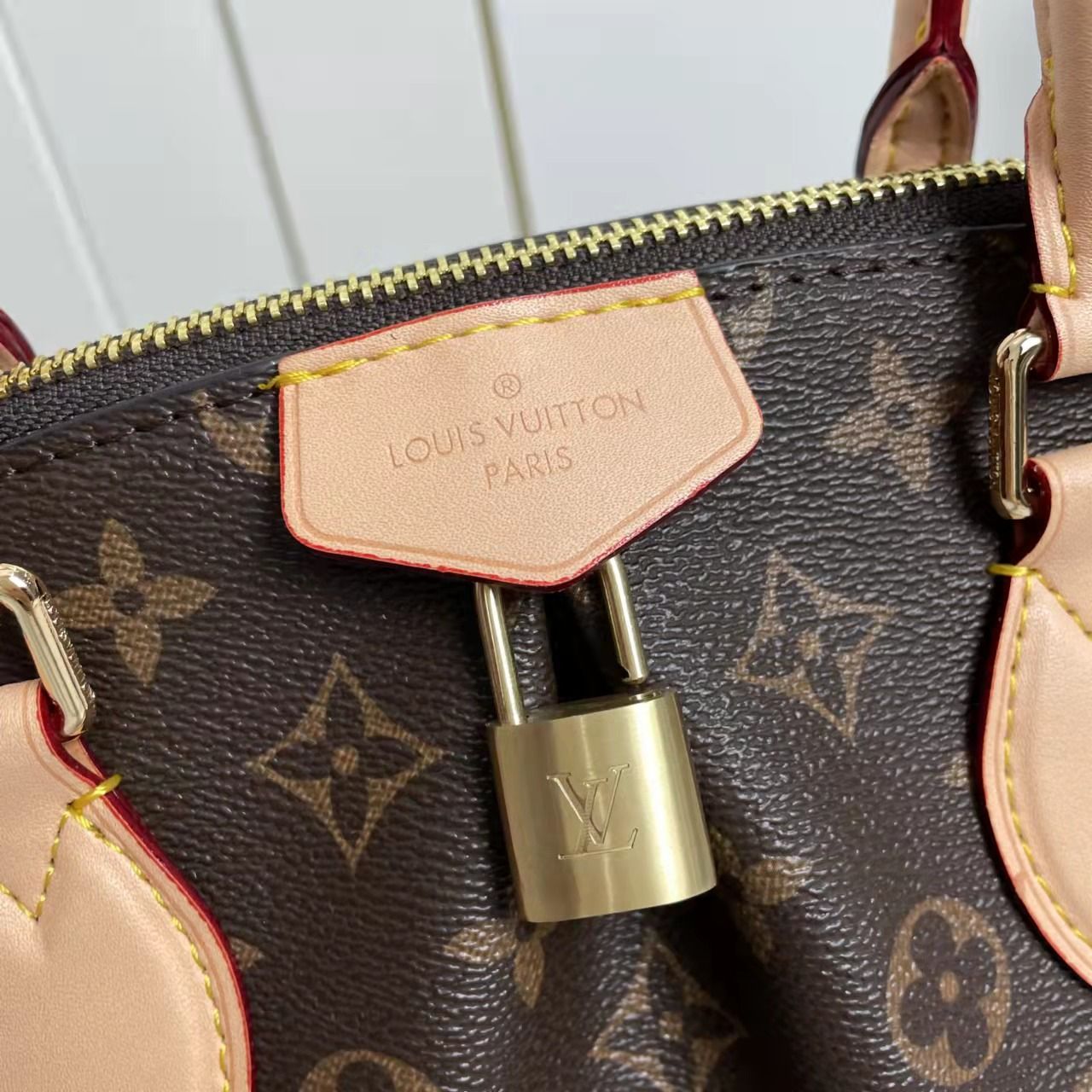 2EE1BDE Stylish leather bag