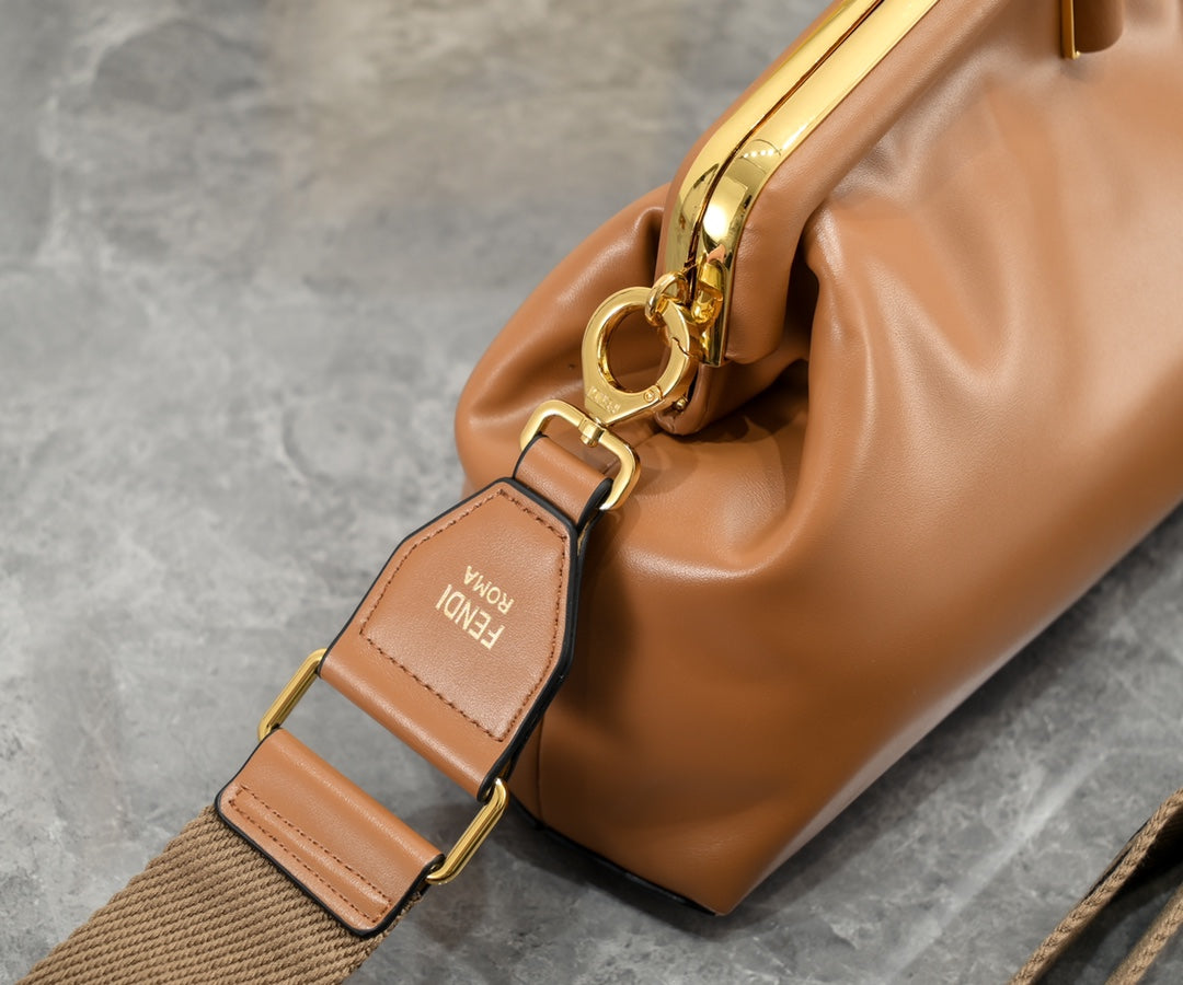2XF20BDE Stylish leather bag