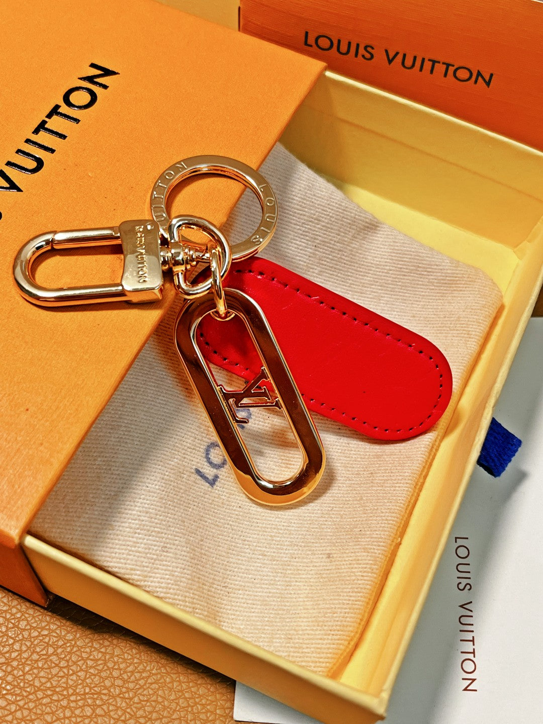 14E61ADE Stylish key closure