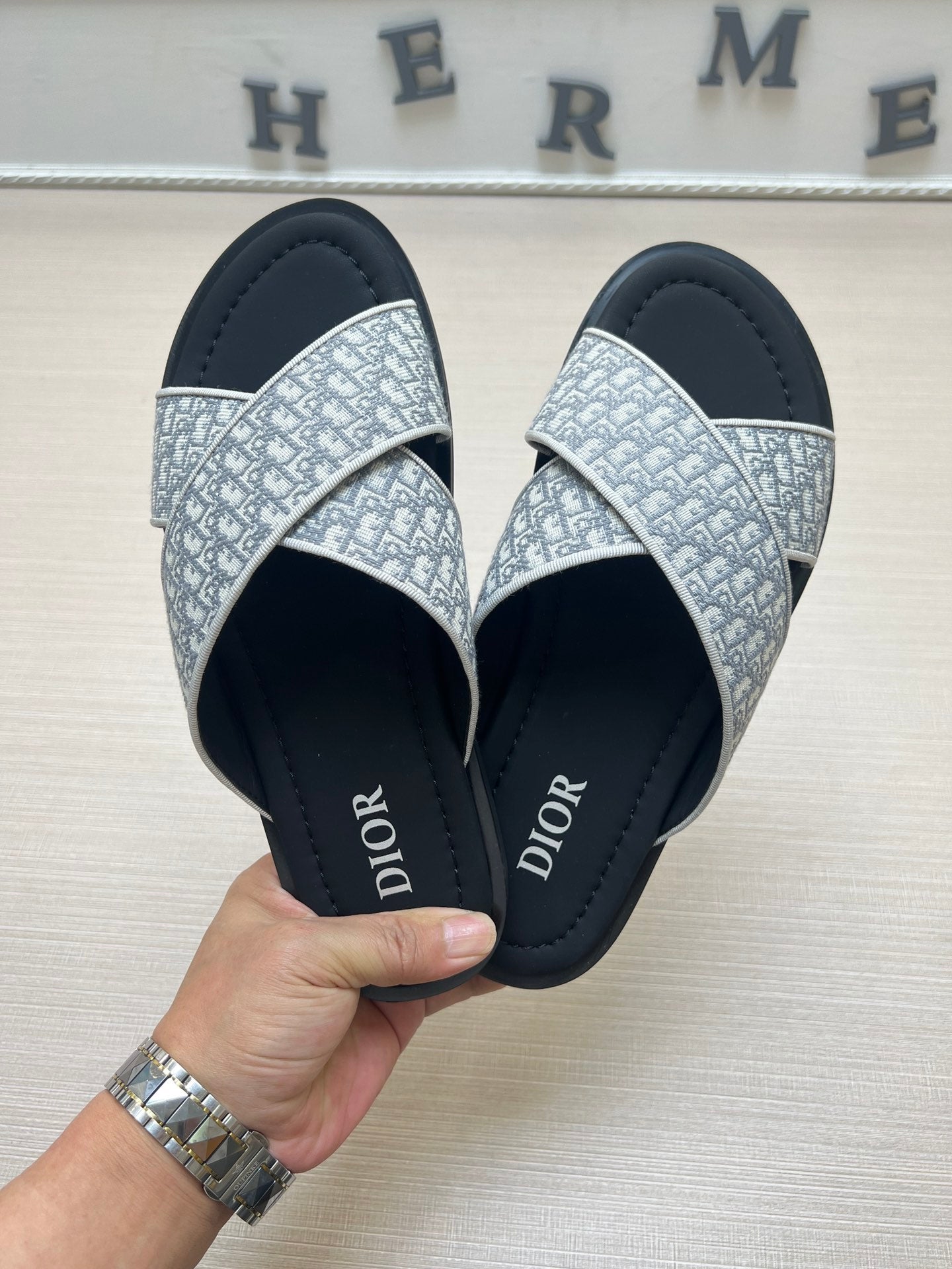 54D81ZDE Stylish slippers
