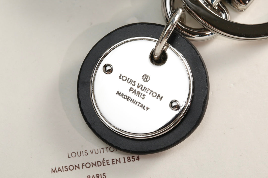 3RE18ADE Stylish key closure