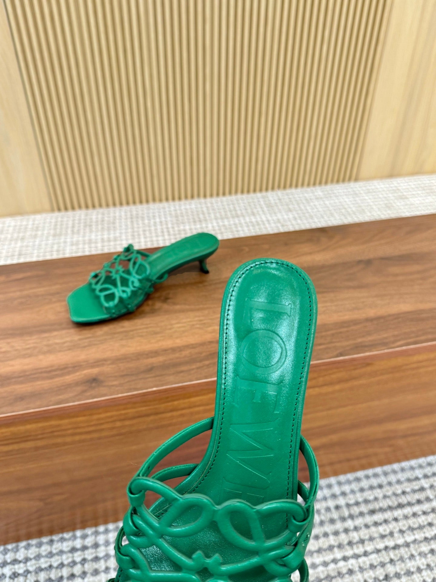 255QA33ZDE Stylish leather Slippers