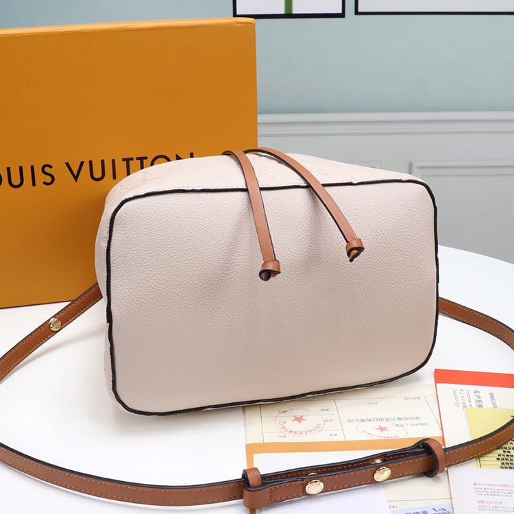 1E81BDE Stylish leather bag