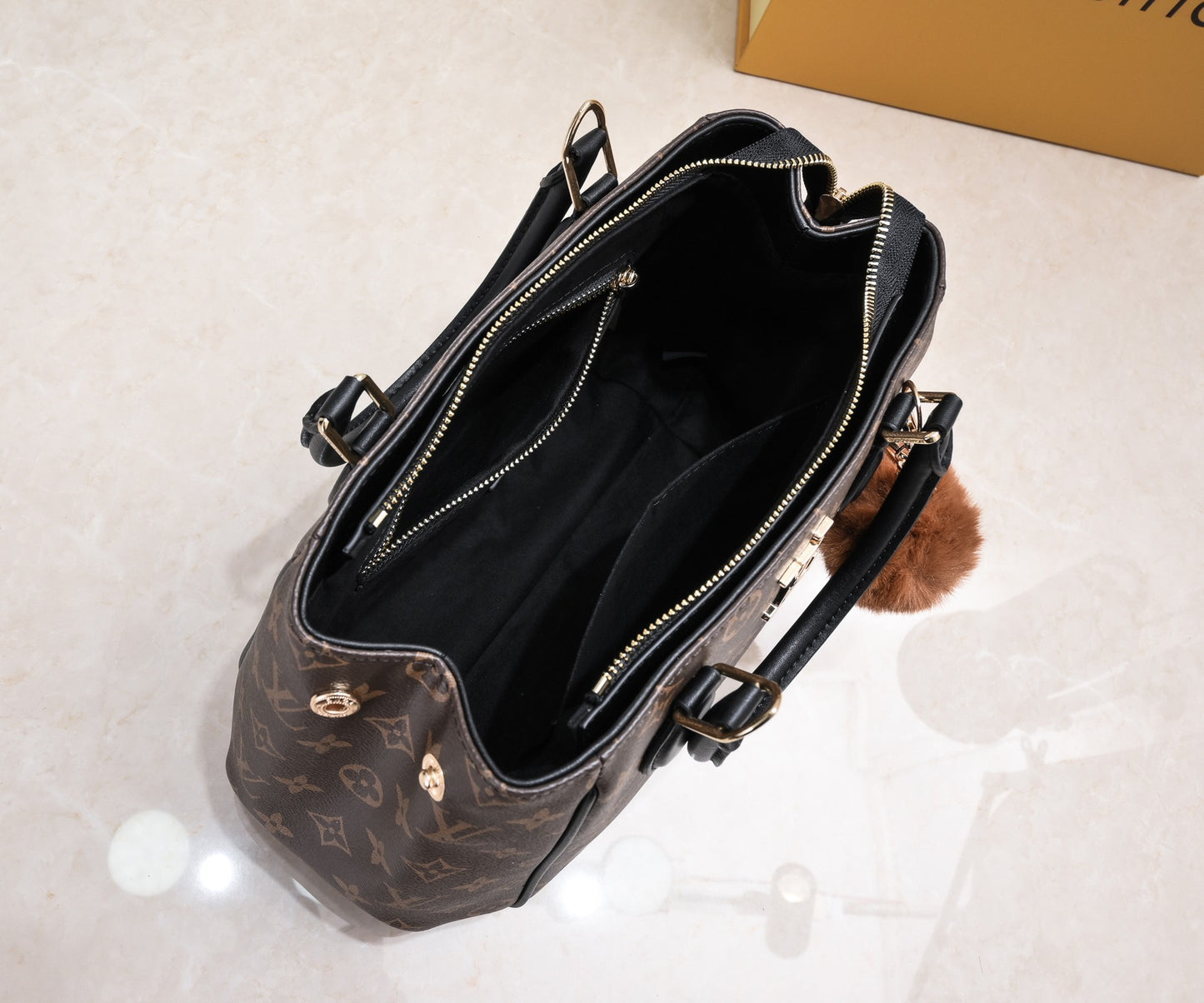 165NE102BDE Stylish leather bag