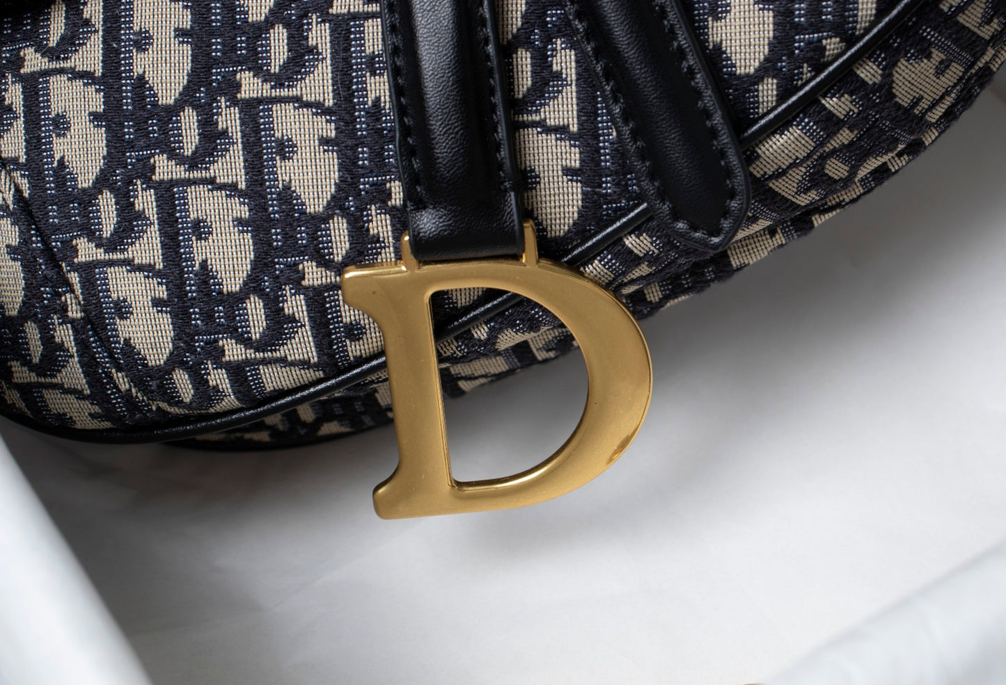 5D12BDE Stylish leather bag