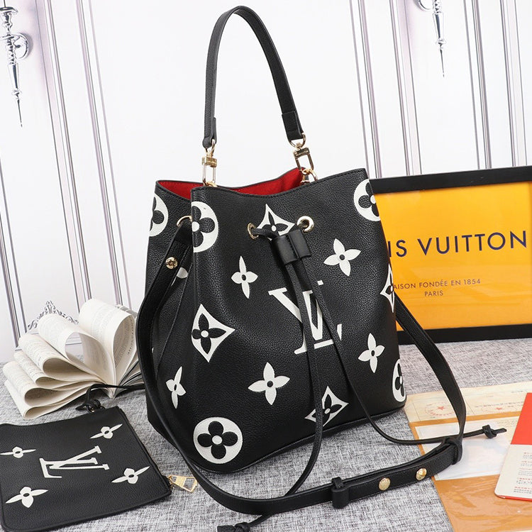 2E04BDE Stylish leather bag