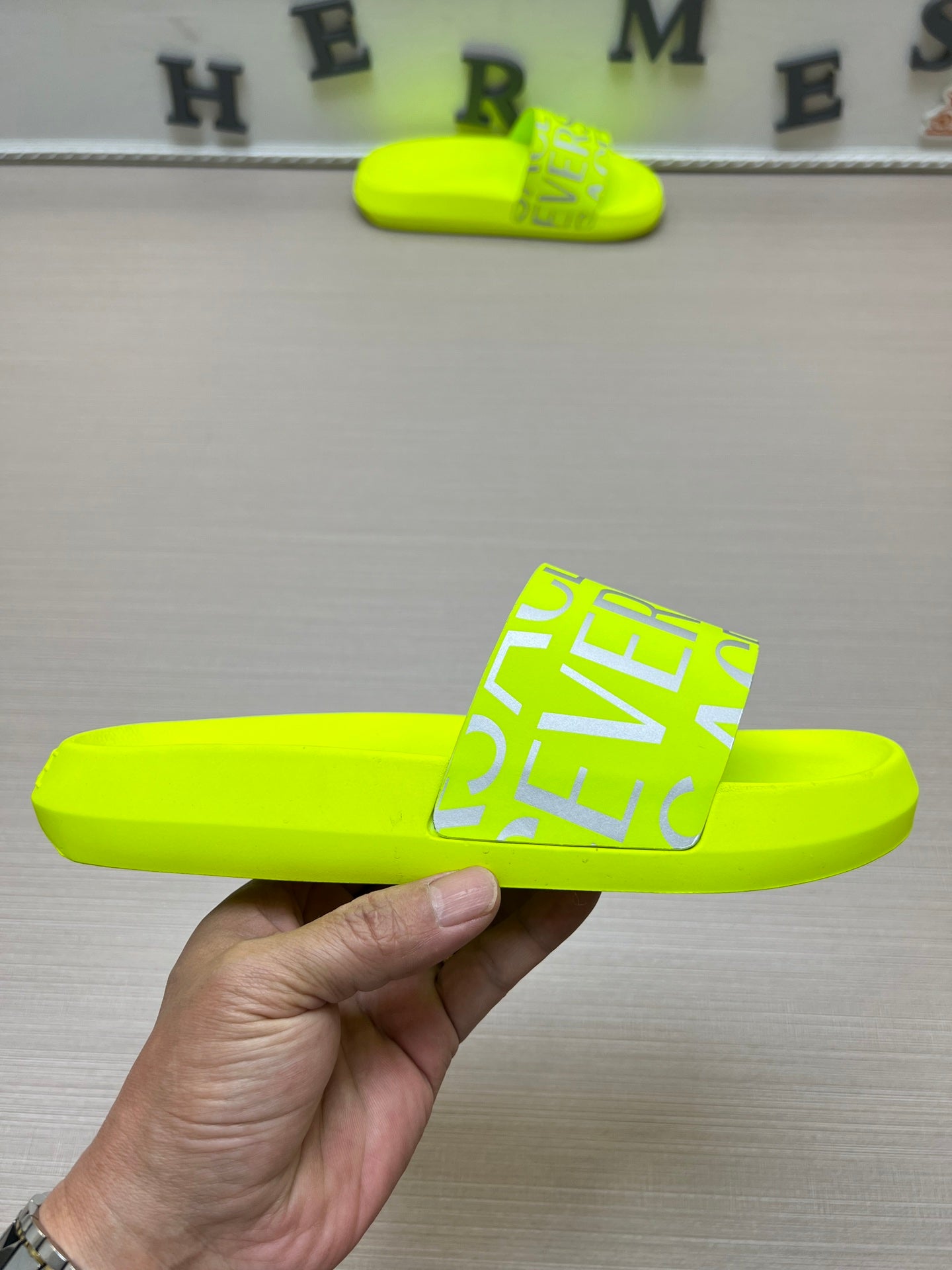 54V108ZDE Stylish slippers