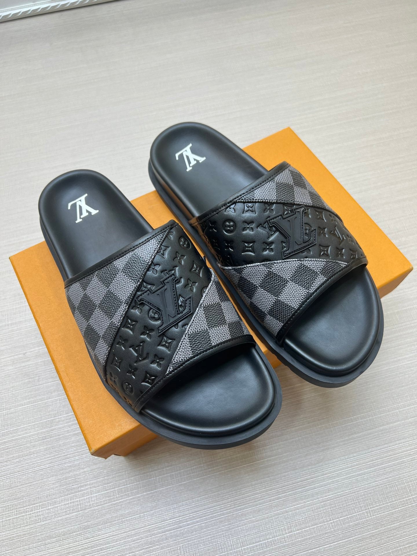54E2ZDE Stylish slippers