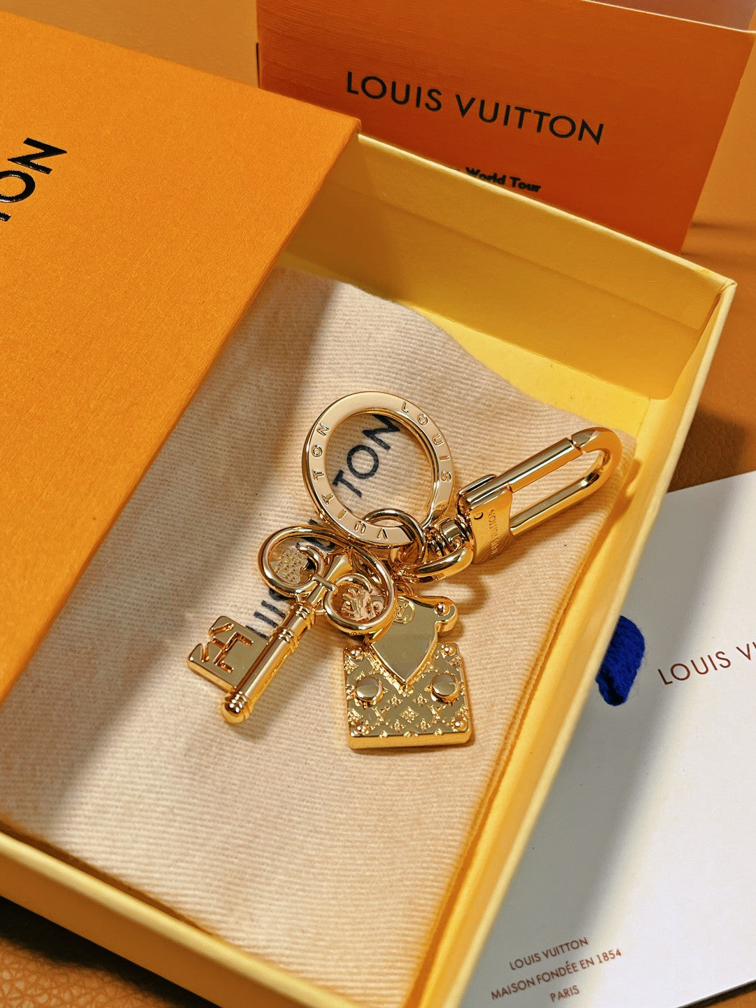 14E43ADE Stylish key closure