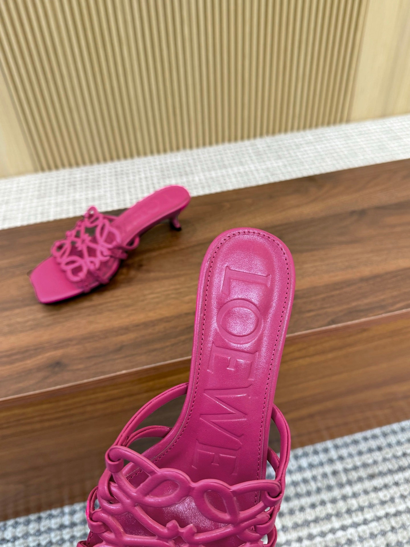 255QA33ZDE Stylish leather Slippers