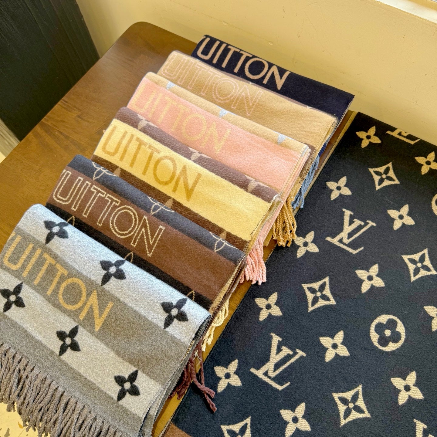 185ZE69WDE Stylish Winter Scarves