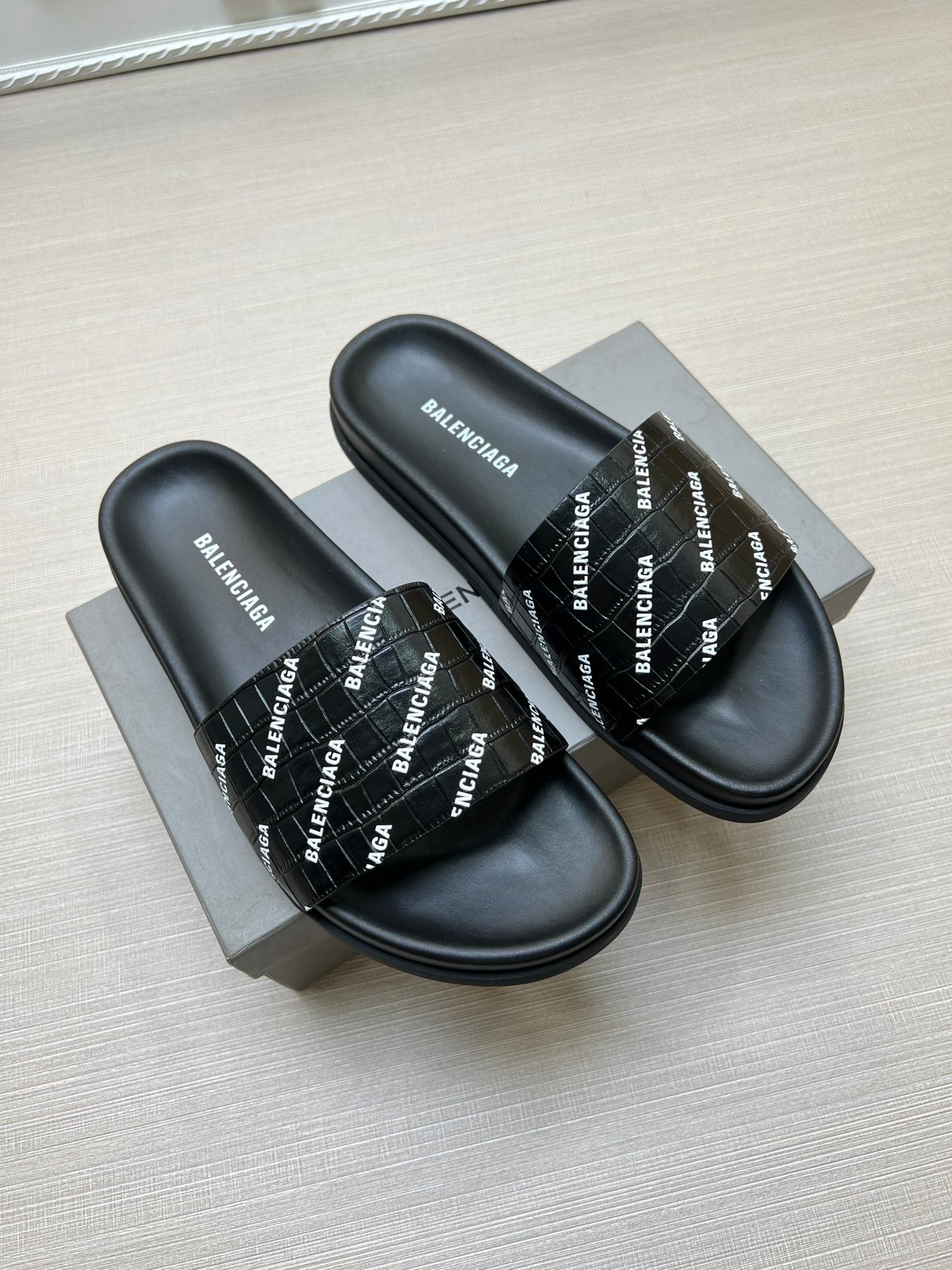 54J99ZDE Stylish slippers