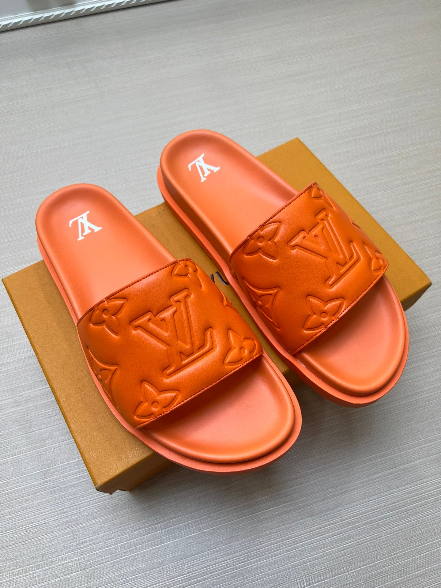 54E3ZDE Stylish slippers