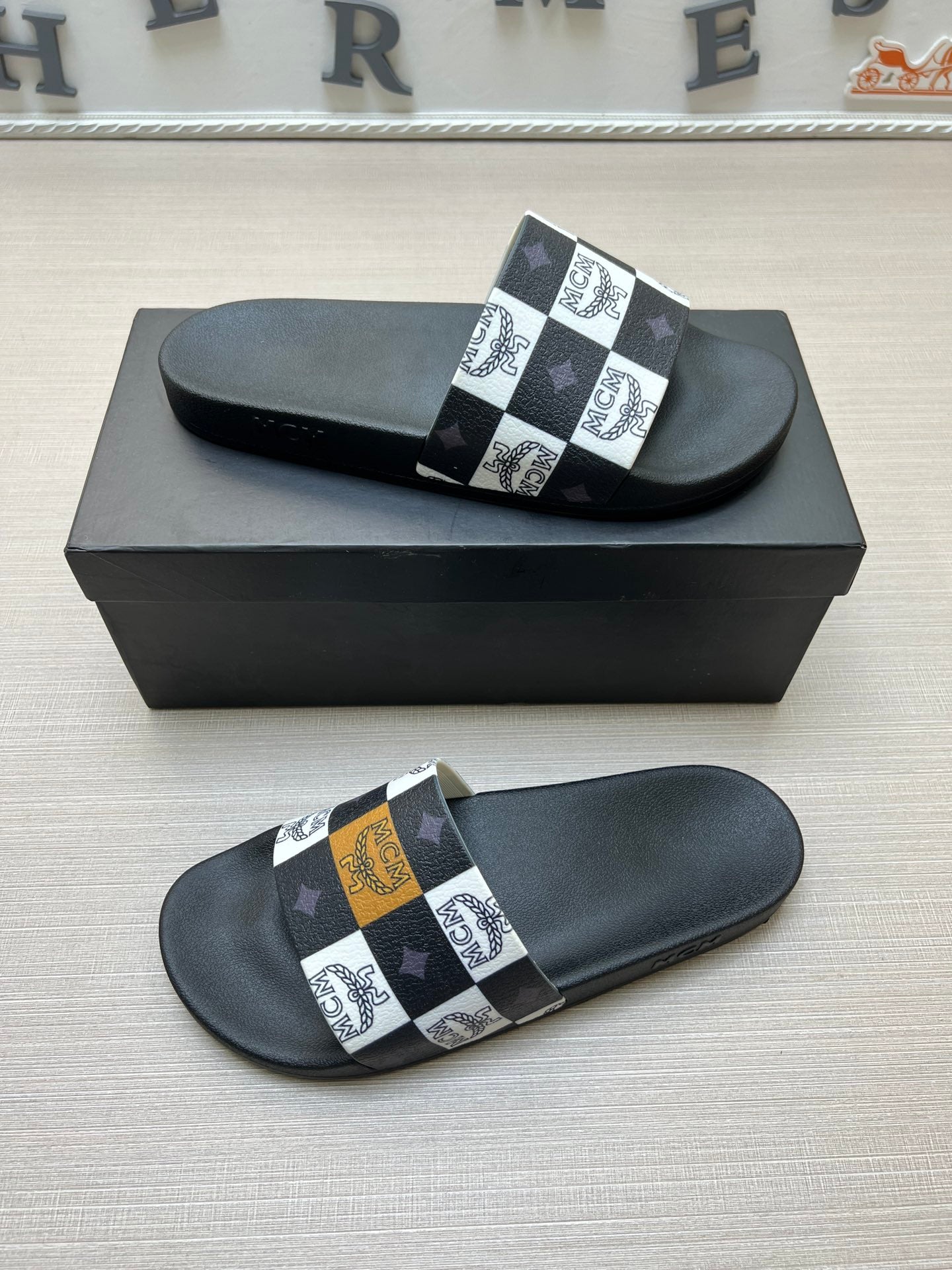 54M44ZDE Stylish slippers