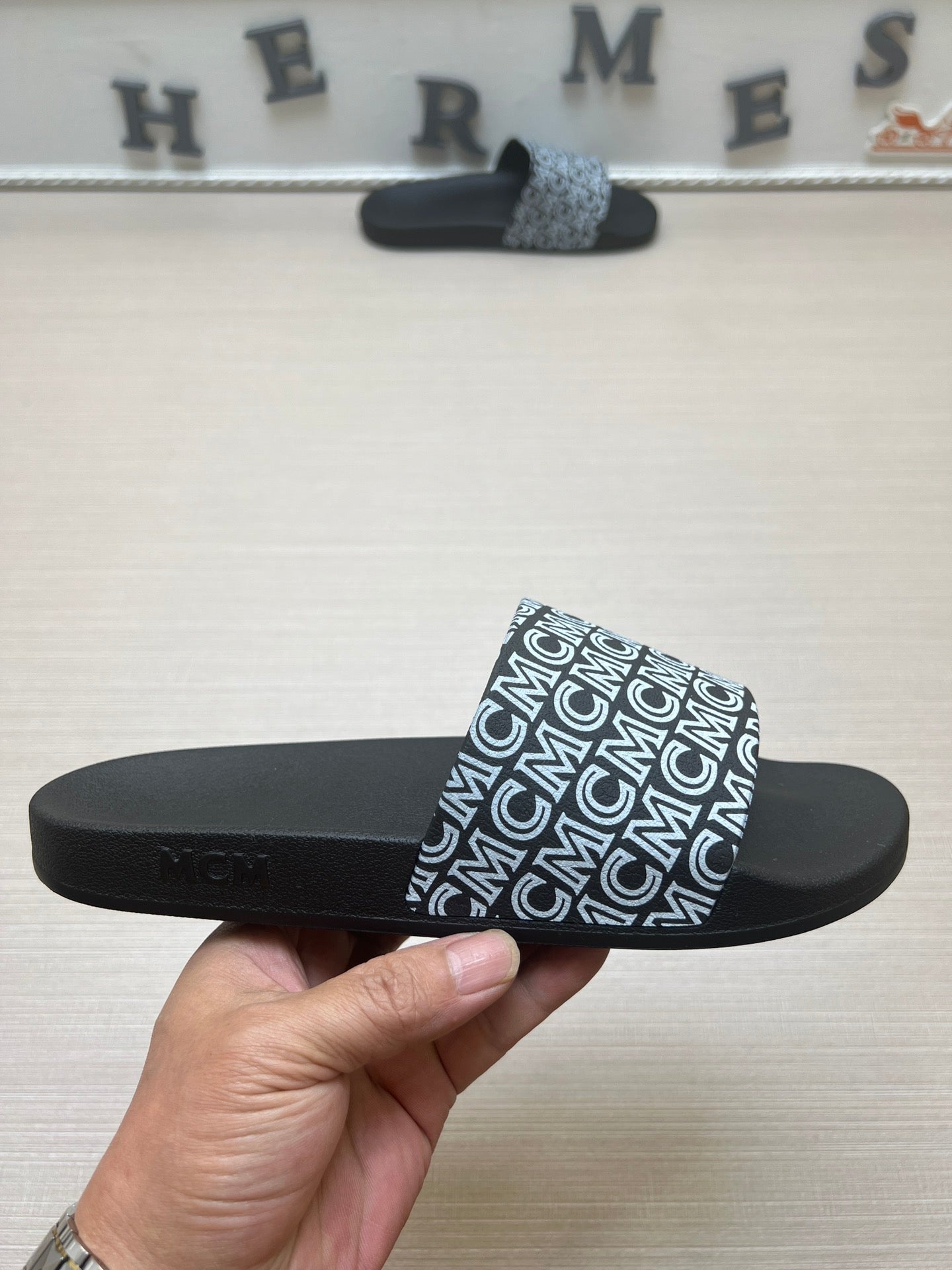 54M45ZDE Stylish slippers